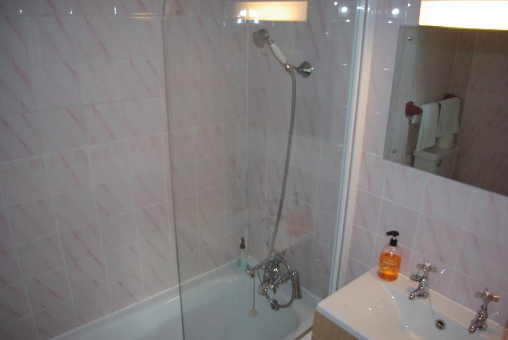 Menai Bank Hotel Caernarfon Room photo